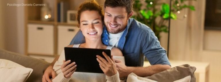Casal em frente o notbook fazendo terapia online