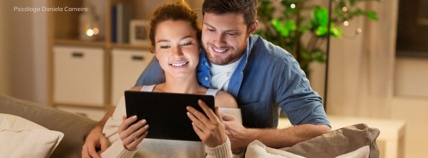 Casal em frente o notbook fazendo terapia online