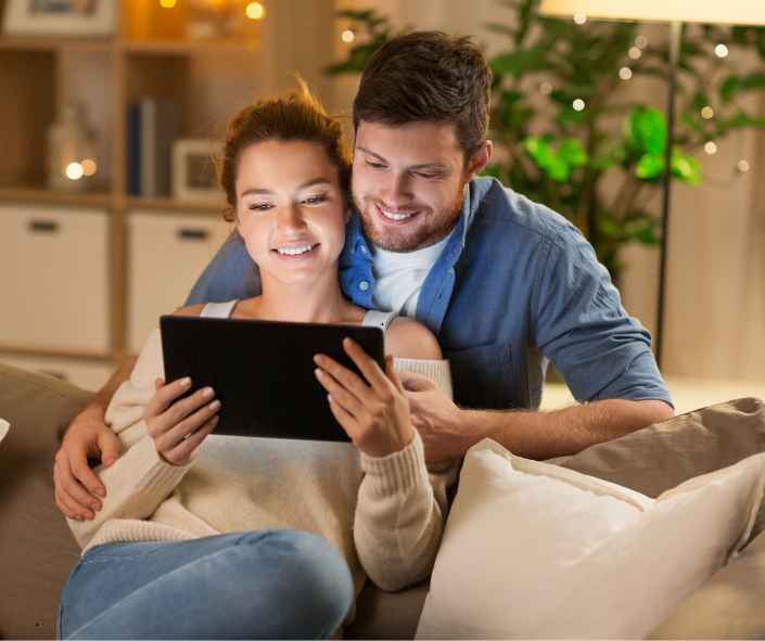 Casal fazendo terpia online com a psicóloga Daniela Carneiro